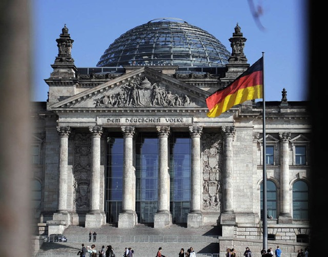 Bei manchen Vorschlgen wrde sich der Bundestag um viele Sitze vergrern.  | Foto: dpa