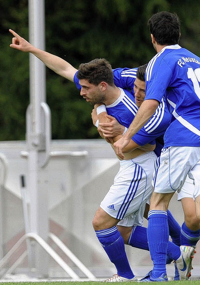 Dann mal her mit dem Pokal: Neustadts ...n heute Abend in Bad Drrheim jubeln.   | Foto: patrick seeger