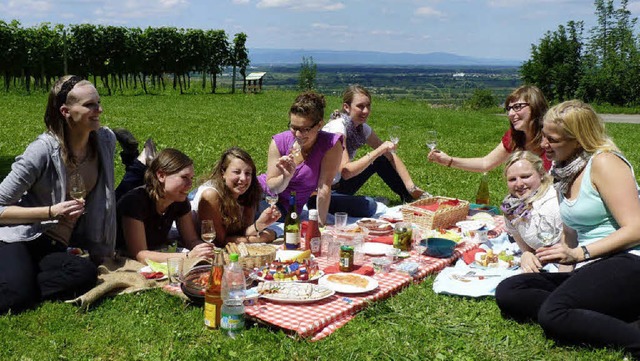 Picknick mit Hoheiten aus dem gesamten...Weinanbaugebiet bei  Kniginnenwetter.  | Foto: Hlter-Hassler