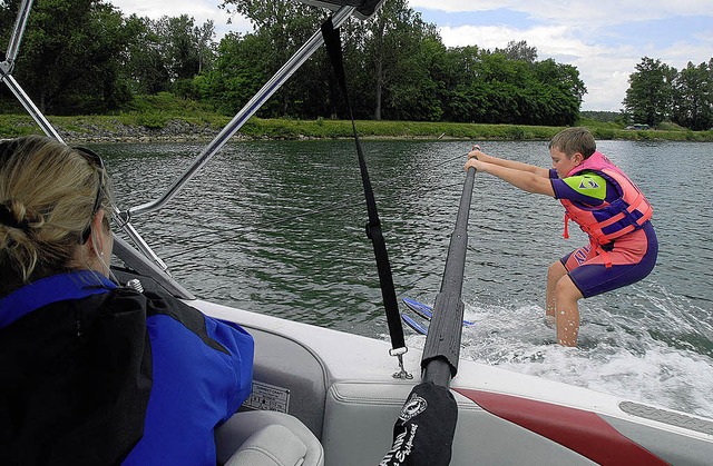 Bootsfhrerin Annette Fischer-Haiml  h...ich im Wasserski bten, fest im Blick.  | Foto: Roland Vitt