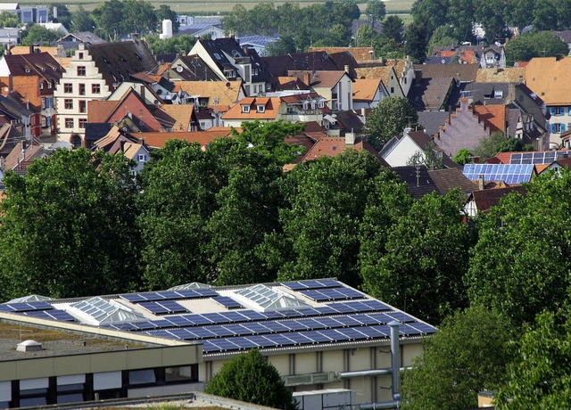 Auf der einen Seite des Stadthallendac...reitstellung des Daches einstimmig zu.  | Foto: Martin Wendel