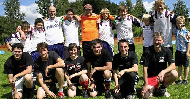 Der FC Timeout II (stehend) gewann den...  Team  des FC Holzfu Dorfstrae.      | Foto: DIETER MAURER