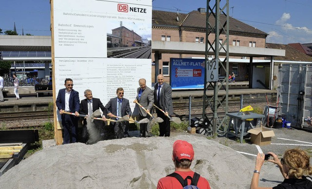 Symbolischer Akt: Mit dem ersten Spate...ien Ausbaus des Emmendinger Bahnhofs.   | Foto: Gerhard Walser