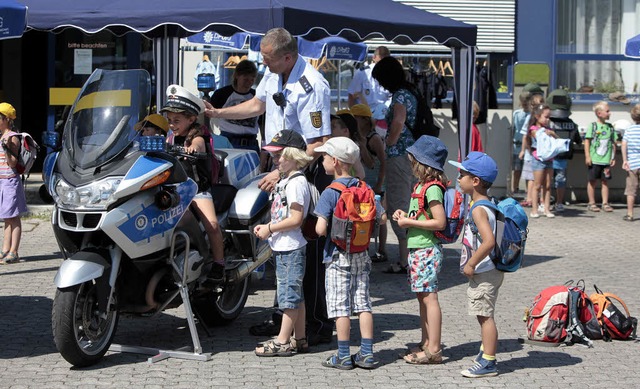 Das Polizeimotorrad lockt, da steht man gerne einmal an.   | Foto: Christoph Breithaupt