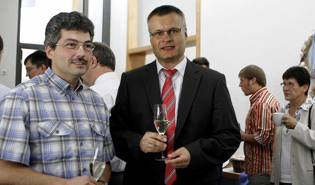 Pastor Michael Lffler (rechts) ist na...edet worden. Links  Walter Kmmerlin.   | Foto: h. fssel