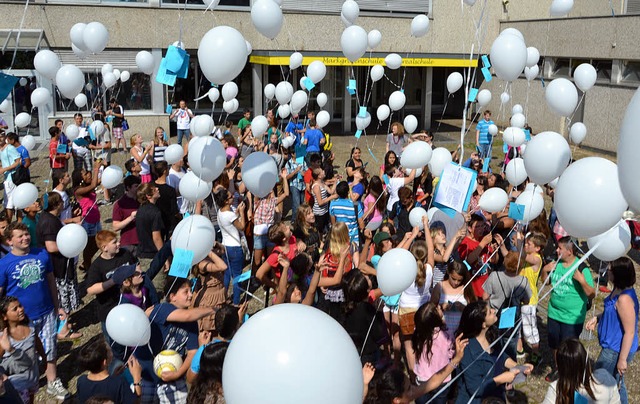 Mit einer  Ballonaktion verabschiedete...ie  Markgrafenschler  in die Ferien.   | Foto: Privat