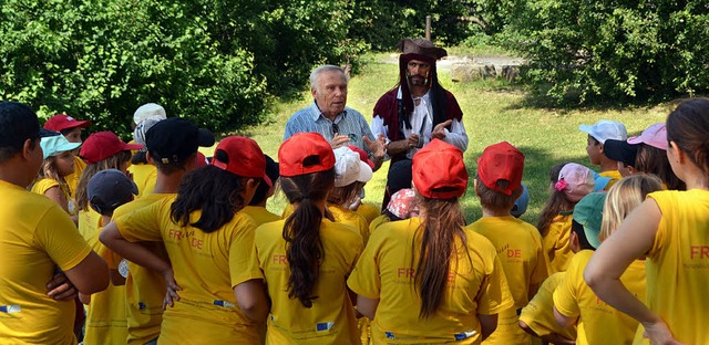 Heinz Kasper erklrt den Kindern die Regeln der Schatzsuche.   | Foto: Kientz