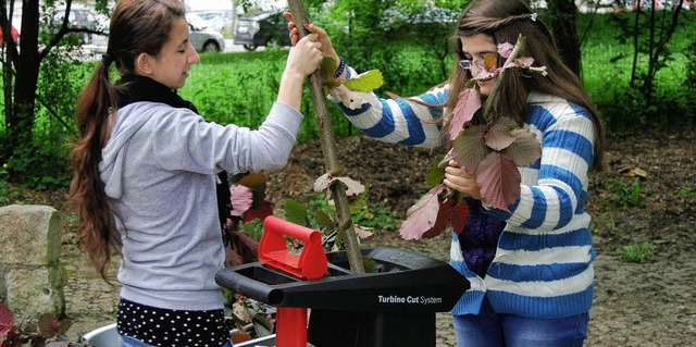 Mitarbeiter der Schlerfirma bei der Gartenpflege.  | Foto: Danielle Hirschberger