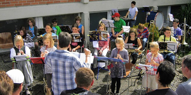 Mit &#8222;Kids in Conzert&#8220; stel...ester des Musikvereins Adelhausen vor.  | Foto: Petra Wunderle