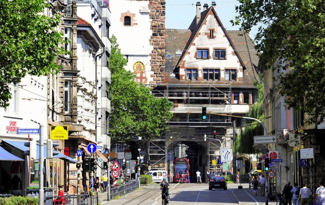 Ein Gerst ziert das Schwabentor bis Dezember.   | Foto: Ingo Schneider