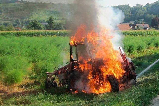 Stichflamme aus dem Motor – Traktor brennt aus