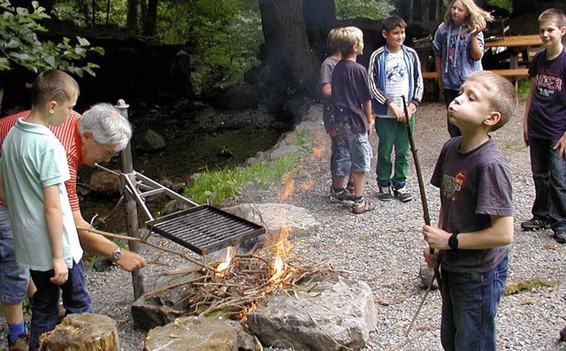 Der vom Frderkreis bei der Burgruine ...en, links Anlagenbetreuer Kurt Bchle   | Foto: WOLFGANG ADAM