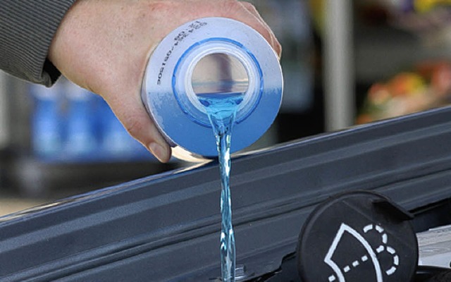 Frostschutzmittel fr die Scheibenwaschanlage im Auto  | Foto: Aral