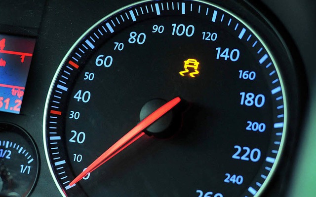 Kein Grund zur Panik:Leuchtet im Auto...te bedeuten dagegen:sofort anhalten.   | Foto: TVSd/dpa