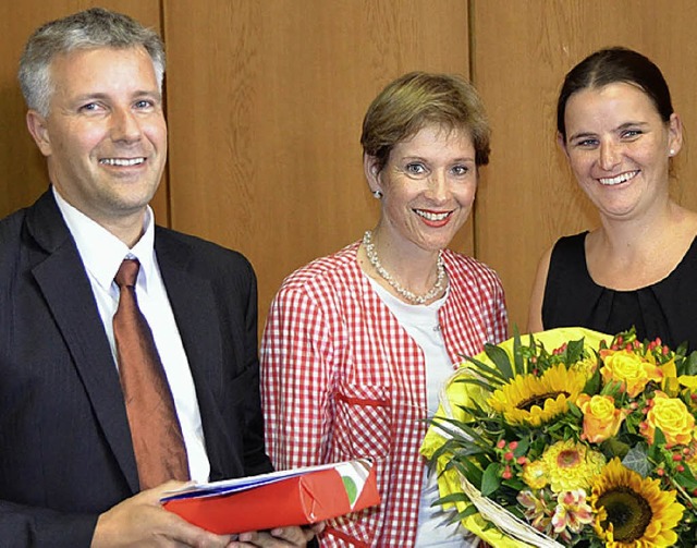 Jrgen Kientz, Landrtin Marion Dammann und Michaela Kientz.   | Foto: Michael Baas