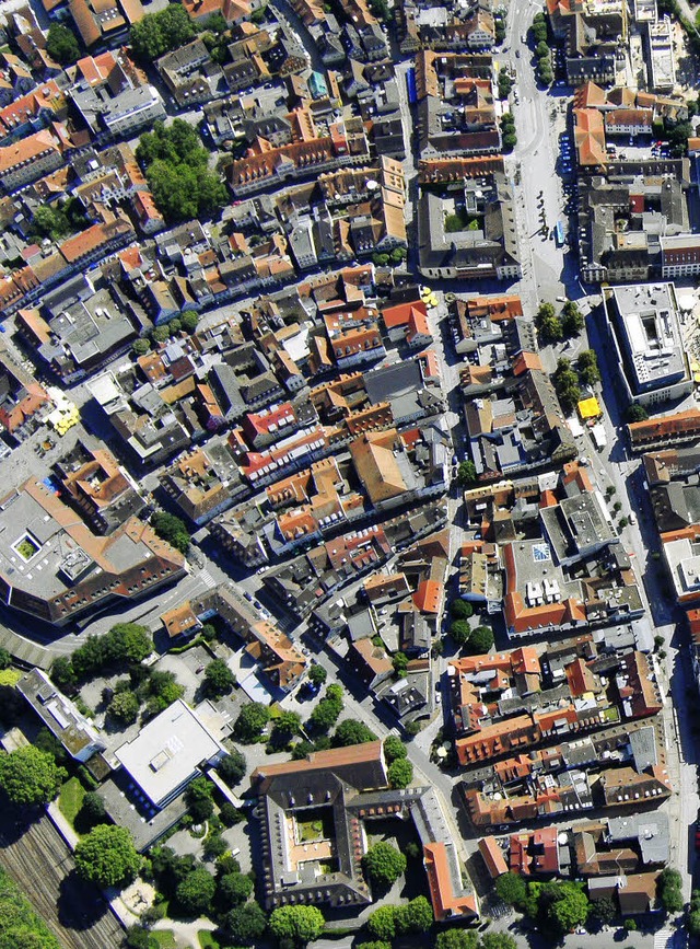 Offenburg aus der Fliegerperspektive: ...s die Hauptstrae, unten das Kloster.   | Foto: M. joachim