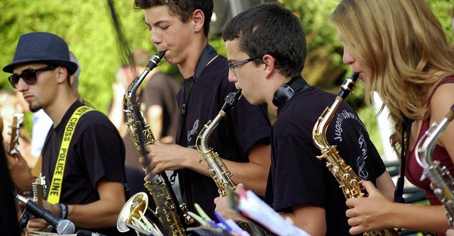 Mit swingenden Melodien zog die Jazzba...r Jugendmusikschule alle in den Bann.   | Foto: Hildegard Siebold