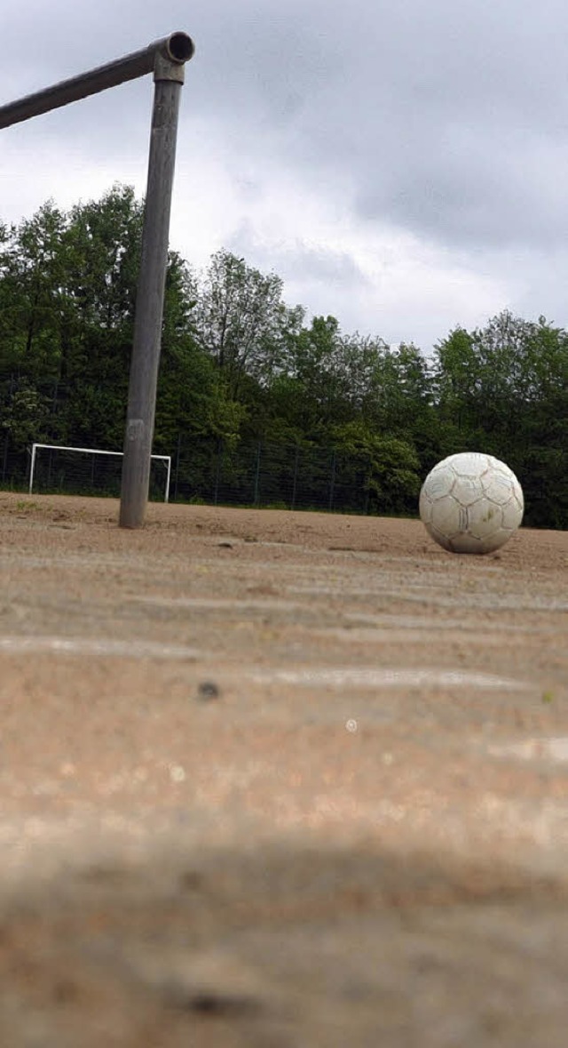 Wird morgen entfernt:  Tennensand im Waldstadion  | Foto: Michael Krug