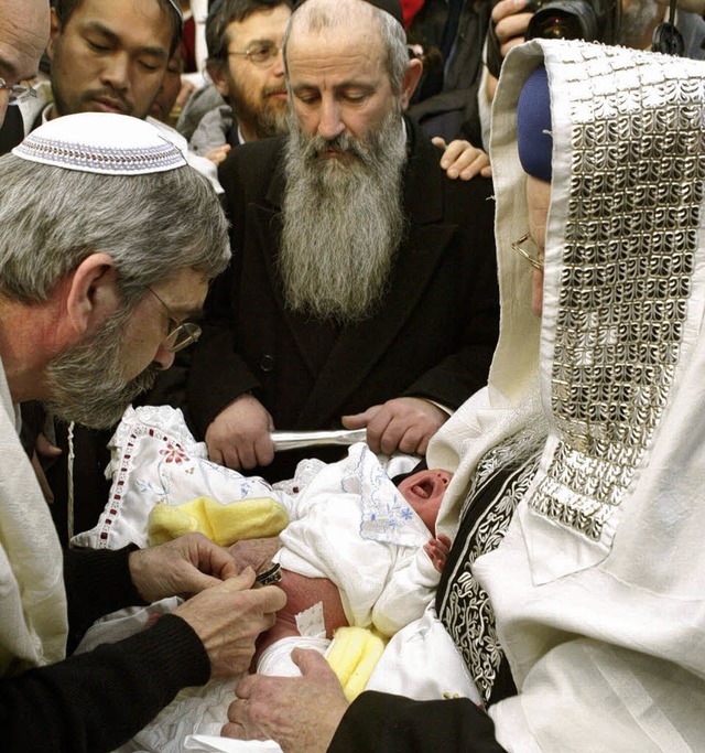 &#8222;Das ist unsere Tradition&#8220;...wird von einem Rabbiner  beschnitten.   | Foto: dapd