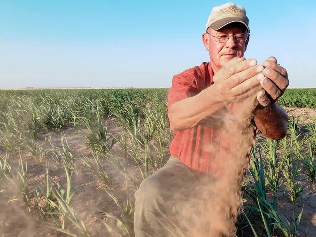 Farmer Vance Ehmke auf einem seiner Fe...ahrsten Sinne des Wortes staubtrocken.  | Foto: Louise Ehmke