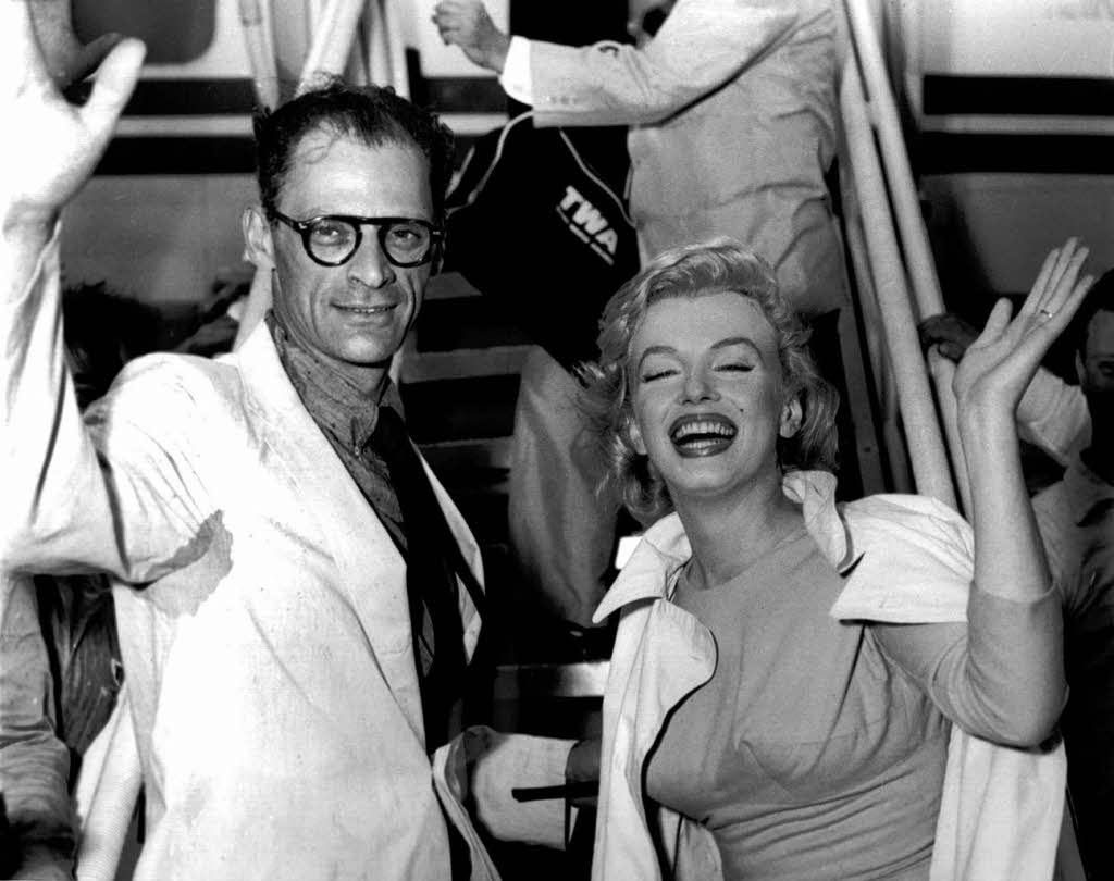 Marilyn Monroe und ihr frischgetrauter zweiter Ehemann, der Dramatiker Arthur Miller, im Juli  1956.