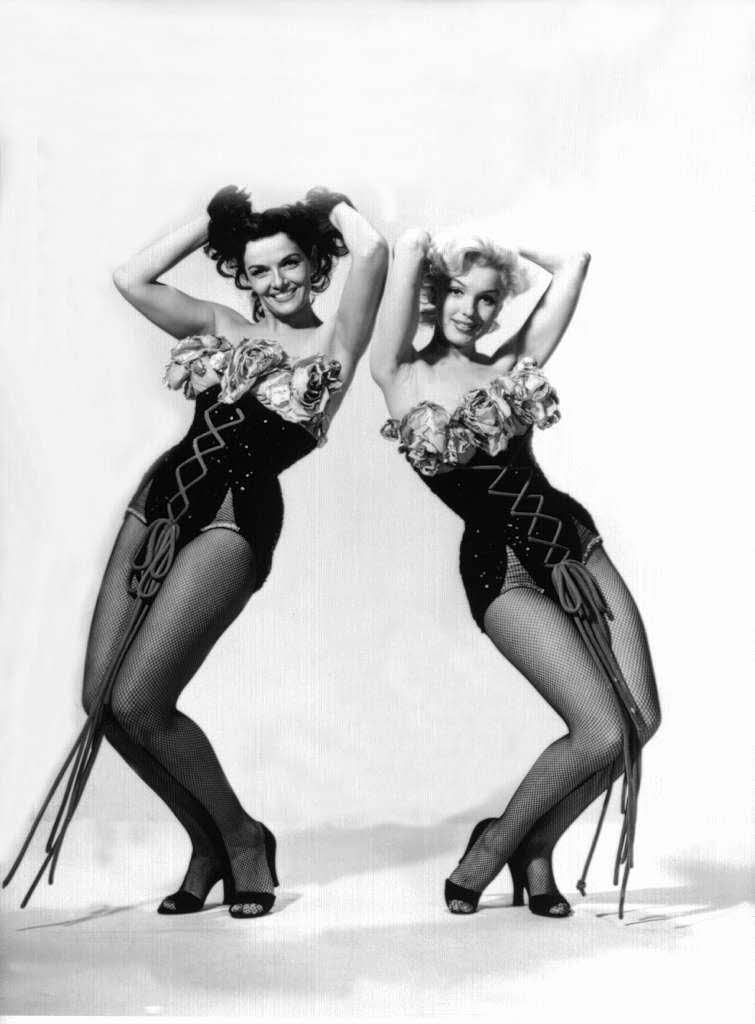Marilyn Monroe und Jane Russell in einer Szene des Films "Blondinen bevorzugt" aus dem Jahr 1953.