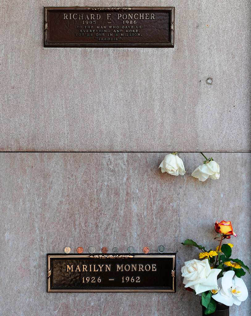Monroe starb im Alter von nur 36 Jahren. Hat sie sich mit Schlaftabletten vergiftet, weil sie den Zwiespalt ihres Lebens nicht mehr ertragen hat? War es Selbstmord oder wurde sie gettet?