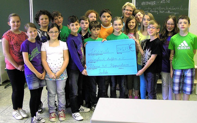 Die Klasse 4 a mit Ludwina Geiger von &#8222;einfach helfen&#8220;  | Foto: Schule