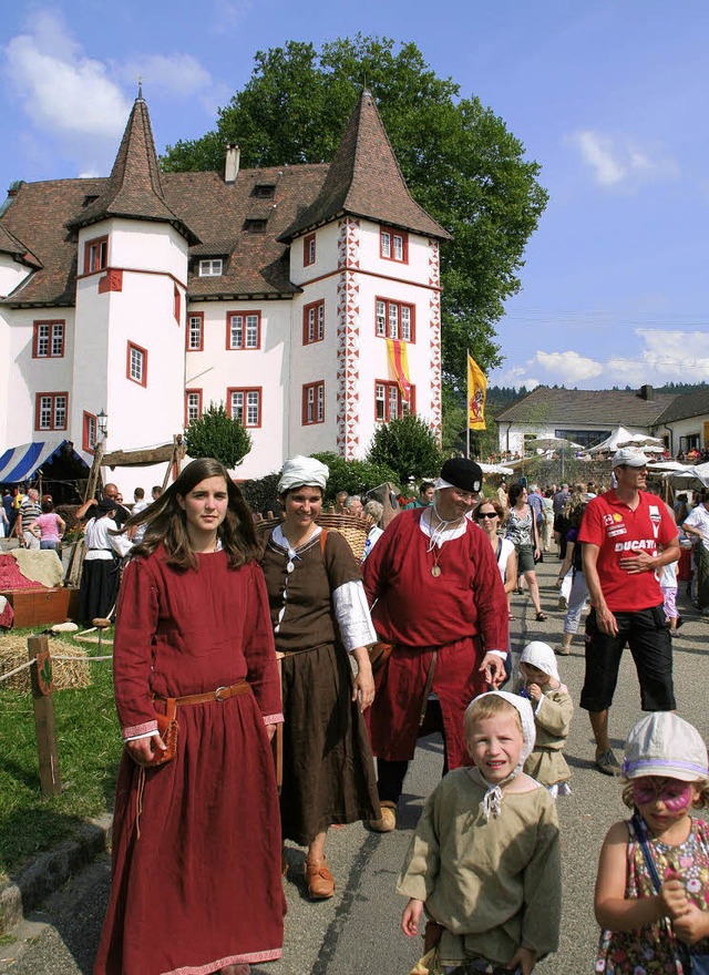 Das Mittelalter wird rund ums Schloss lebendig.   | Foto: erika sieberts
