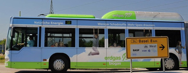 38er-Gelenkbus mit Erdgasantrieb fhrt...en B34- Kreisverkehr bei  Wyhlen ein.   | Foto: Ralf H. Dorweiler