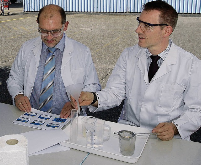 Chemiker unter sich: BASF-Werkschef Be...Jrg Lutz experimentieren mit Wasser.   | Foto: Heinz Vollmar