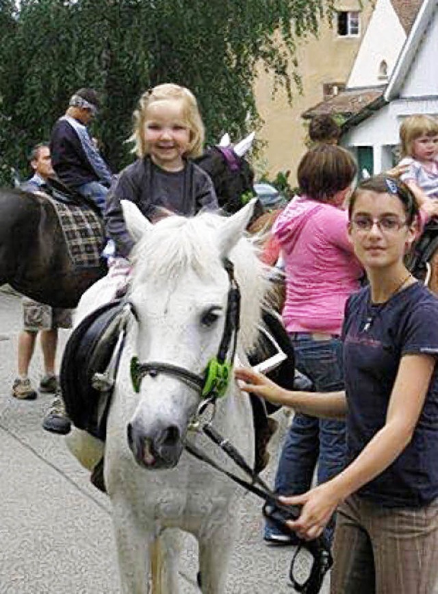 Tierisch ging es beim Sommerfest des K...hs Ponys kamen zum Reiten zu Besuch.    | Foto: privat