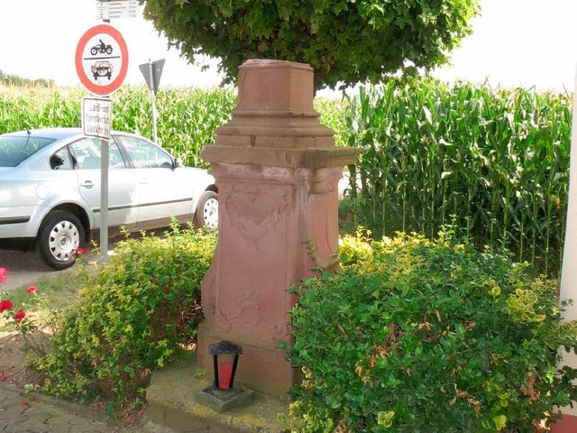 Der Steinsockel bei der Neuershauser K... von dem das Kreuz herabgerissen wurde  | Foto: josef hgele