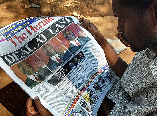 Ein Mann informiert sich ber den Handel zwischen den zerstrittenen Parteien.   | Foto: AFP