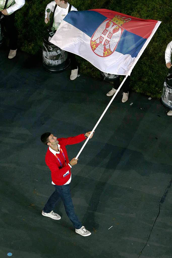 Tennisspieler Novak Djokovic trgt fr sein Land Serbien die Flagge.