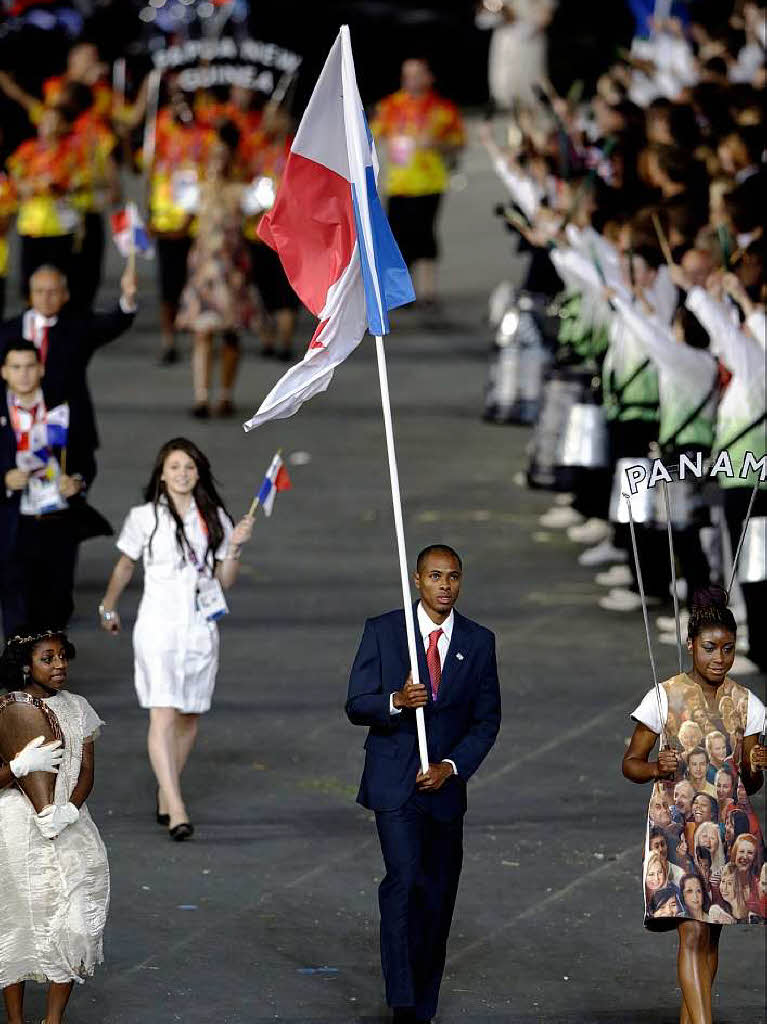 Irving Saladino, Olympiasieger im Weitsprung in Peking 2008, trgt die Flagge fr sein Land Panama.