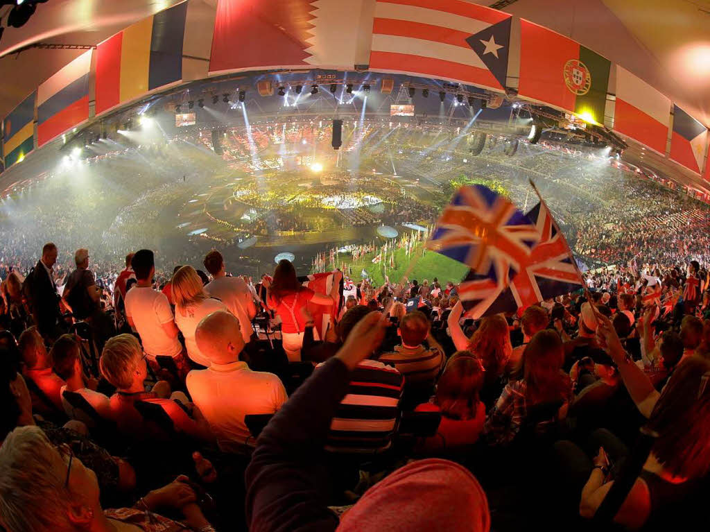 Flaggen- und Zuschauermeer im Olympiastadion in London.