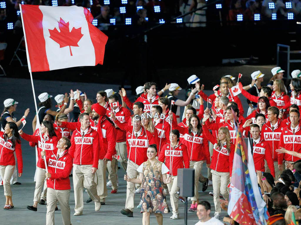 Team Kanada unter der Maple Leaf Flag.