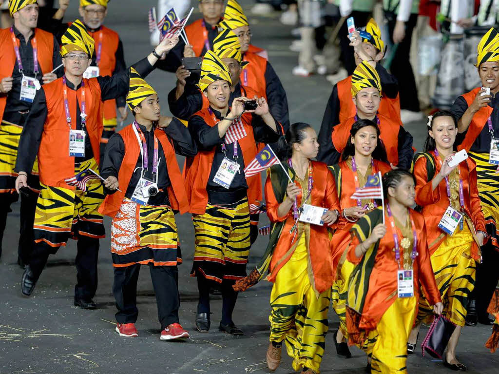 Feuriger Farbenrausch: Die Nationaltracht der malayischen Olympioniken.