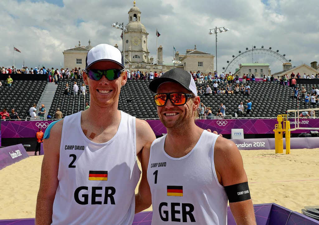 Beachvolleyball: Die deutschen Athleten Julius Brink und Jonas Reckermann. Sie gewinnen ihr erstes Match gegen Konstantin Semenov und Sergej Prokopiew aus Russland.