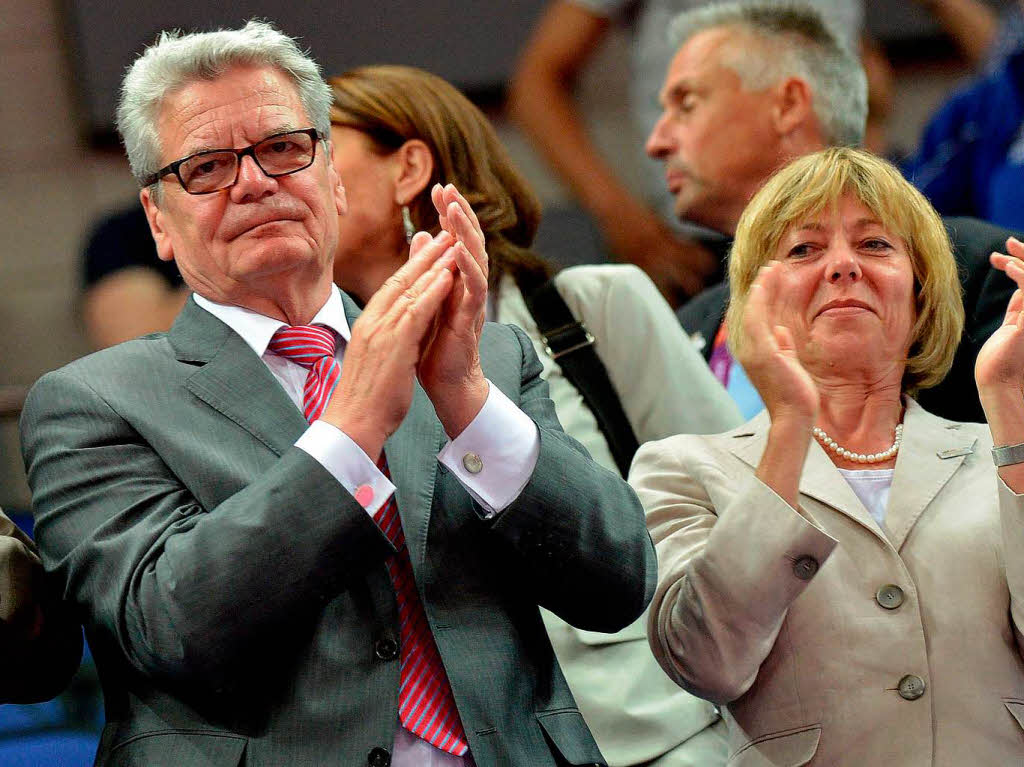 Bundesprsident Joachim Gauck und seine Lebensgefhrtin Daniela Schadt applaudieren den Kunstturnern.