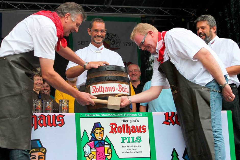Treffsicherheit bewiesen Narrenvater Ralf Krissler und sein Vize Michael Kech beim Fassanstich. (Foto: Martha Weishaar) Treffsicherheit bewiesen Narrenvater Ralf Krissler und sein Vize Michael Kech beim Fassanstich. (Foto: Martha Weishaar)
