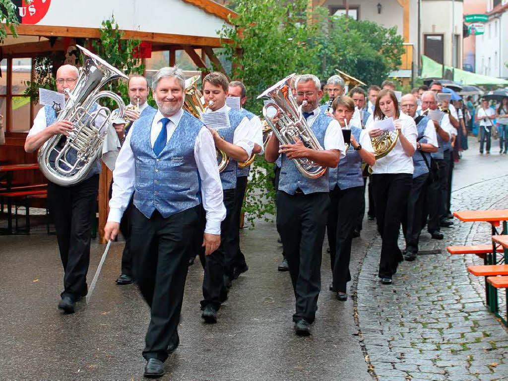 Regenresistent marschierten die Musikerinnen und Musiker der Stadtmusik unter Leitung von Klaus Steckeler punkt 15 Uhr auf das Festareal, um das Schlossfest mit znftiger Blasmusik zu erffnen.