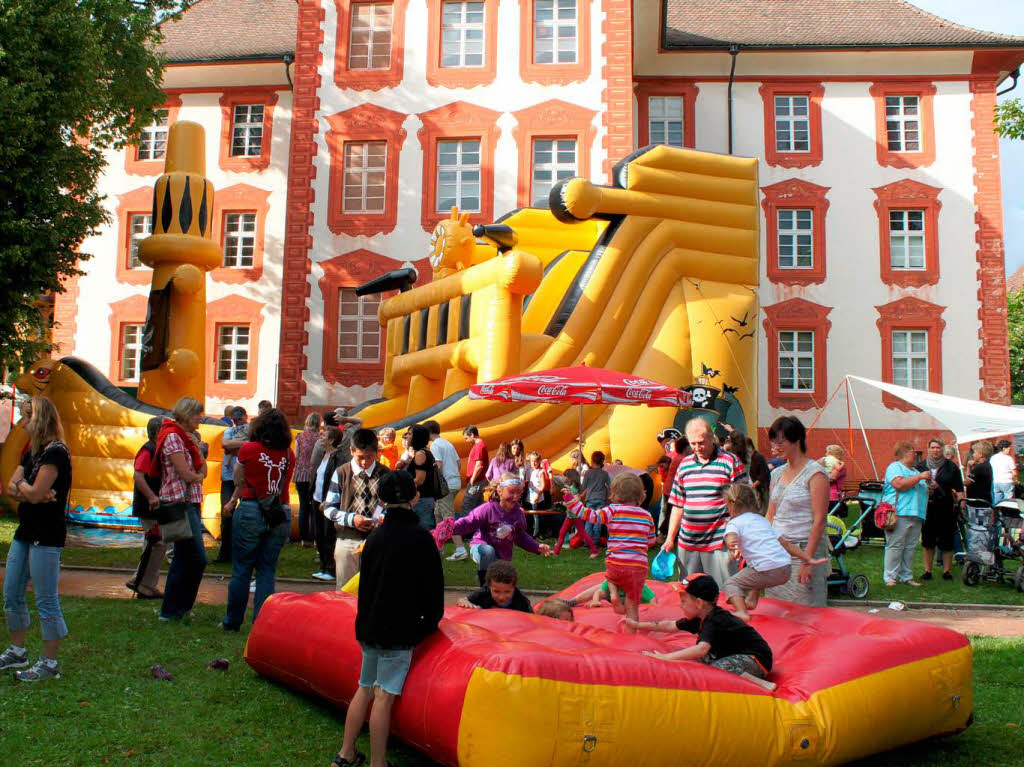 Kaum hatten sich am Samstagnachmittag die Regenwolken verzogen, strmten Familien mit Kindern scharenweise in den Schlosspark, um sich hier bei abwechslungsreichen Spielen zu amsieren.
