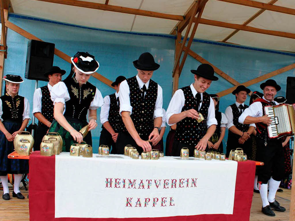 Der Heimatverein Kappel beeindruckte sowohl mit etlichen Volkstanzvorfhrungen und musikalischen Einlagen mit Kuhglockengebimmel.