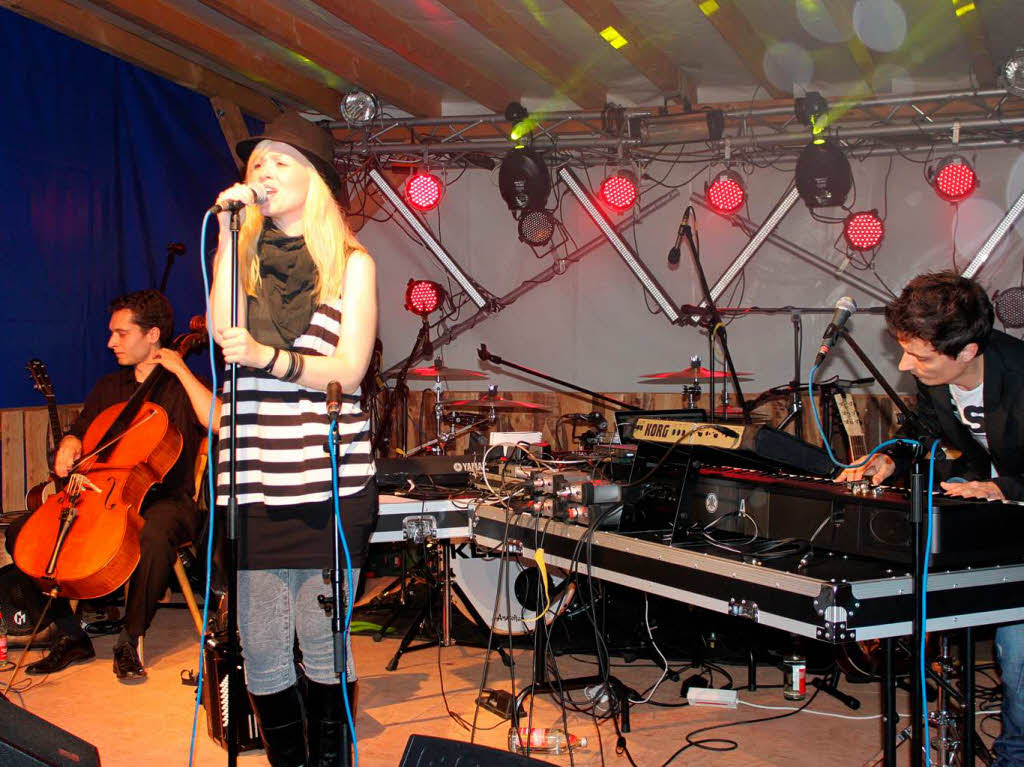 „CarolinNo“ begeisterte auf der Folktreffbhne im Schlosshof mit ausgesuchter Popmusik. Am 22. Februar gibt sie im Folktreff ein ausgiebiges Konzert.