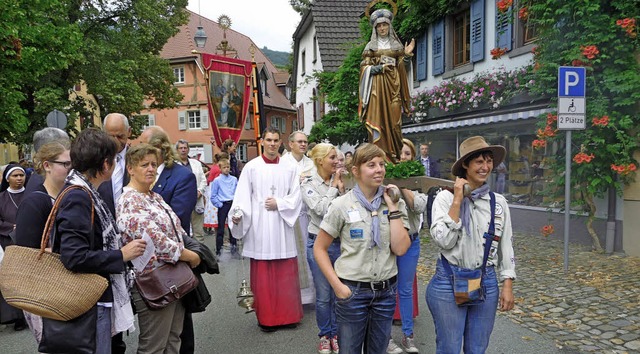 Die Statue der Staufener Stadtpatronin...findern durch die  Altstadt getragen.   | Foto: Manfred Burkert