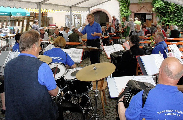 Beste &#8222;Tafelmusik&#8220; servier...eim Fest gestern im Forsthausgarten.    | Foto: Walter Bronner