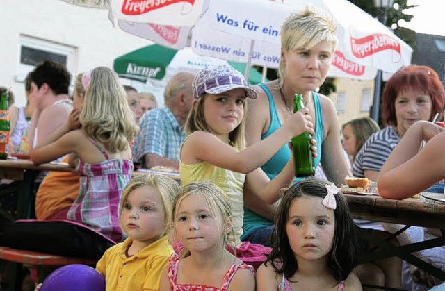 Ein Dmmerschoppen hat auch fr Kinder...alb, weil man lnger aufbleiben darf.   | Foto: sandra decoux-kone