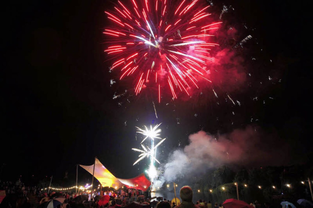 Seefest Im Seepark Feuerwerk Zum 80 Geburtstag Des Stadtteils Mooswald Freiburg Badische Zeitung